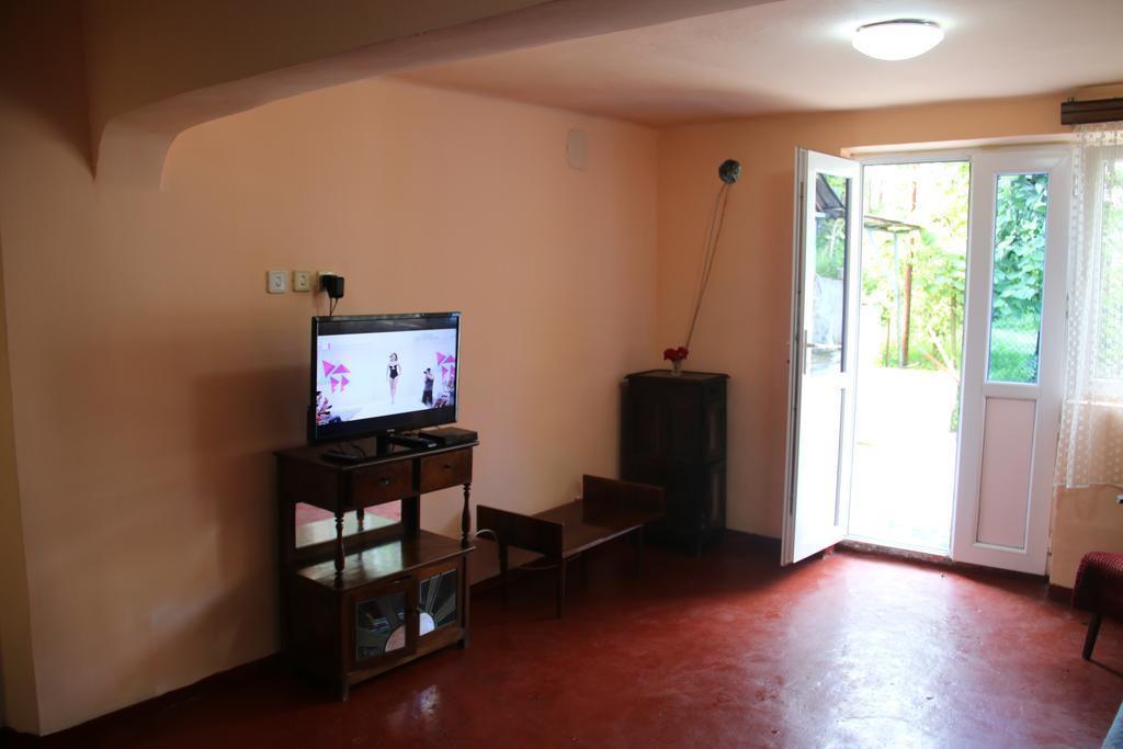 Achi Guest House Махинари Екстериор снимка